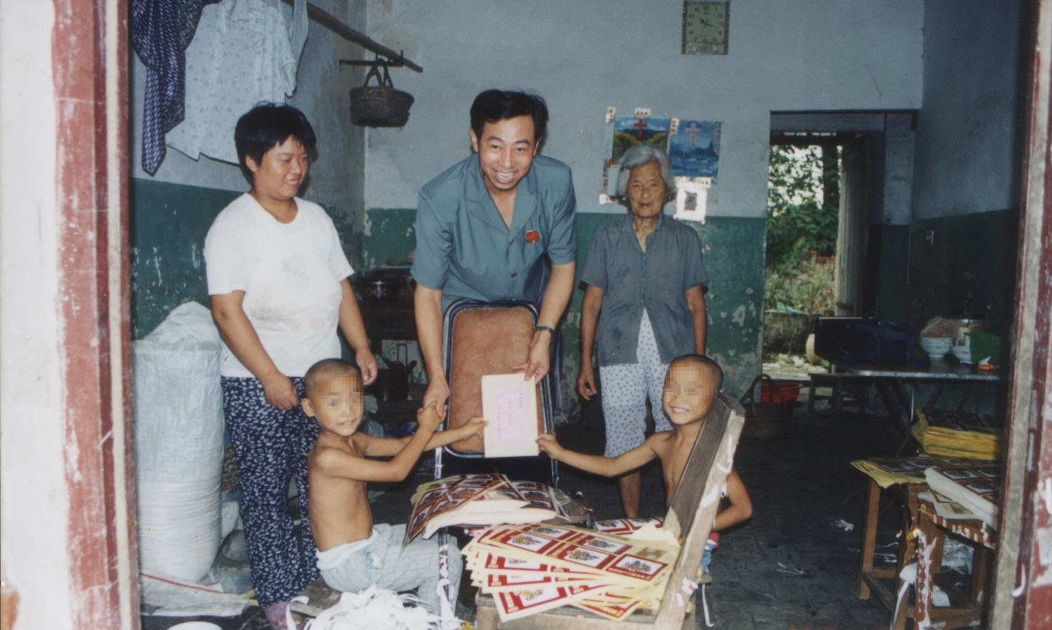 马赛克: 图为锡山区丝袜小说
2001年8月第一次扶贫时的情景.jpg